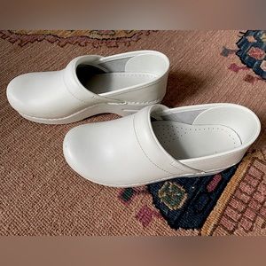 Dansko Professional White Leather Clogs (38)